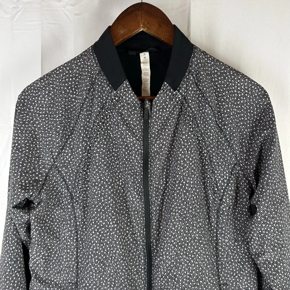 Lululemon Hit It Jacket Women Sz 8 Frozen Fizz White Black Swift Ultra Full Zip‎